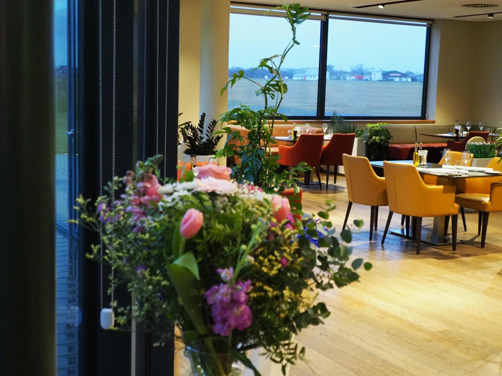 Mg Restaurace/Luxury Apartments 믈라다볼레슬라프 외부 사진
