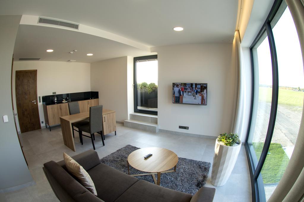 Mg Restaurace/Luxury Apartments 믈라다볼레슬라프 외부 사진