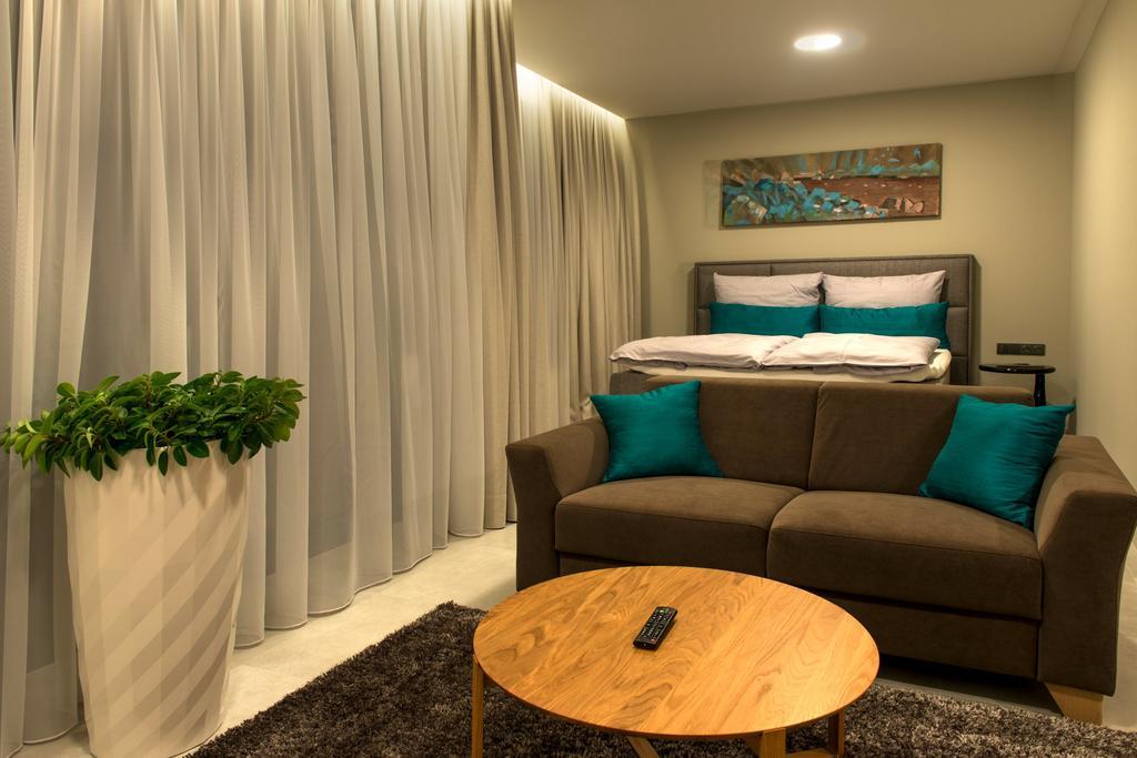 Mg Restaurace/Luxury Apartments 믈라다볼레슬라프 외부 사진