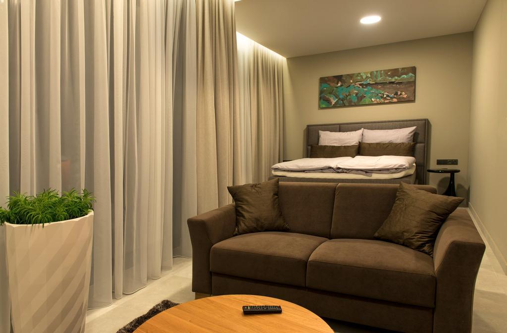 Mg Restaurace/Luxury Apartments 믈라다볼레슬라프 외부 사진