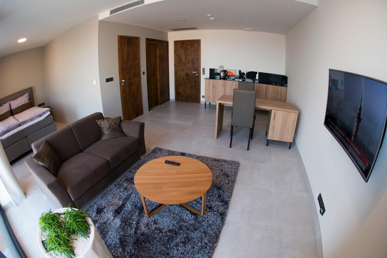 Mg Restaurace/Luxury Apartments 믈라다볼레슬라프 외부 사진